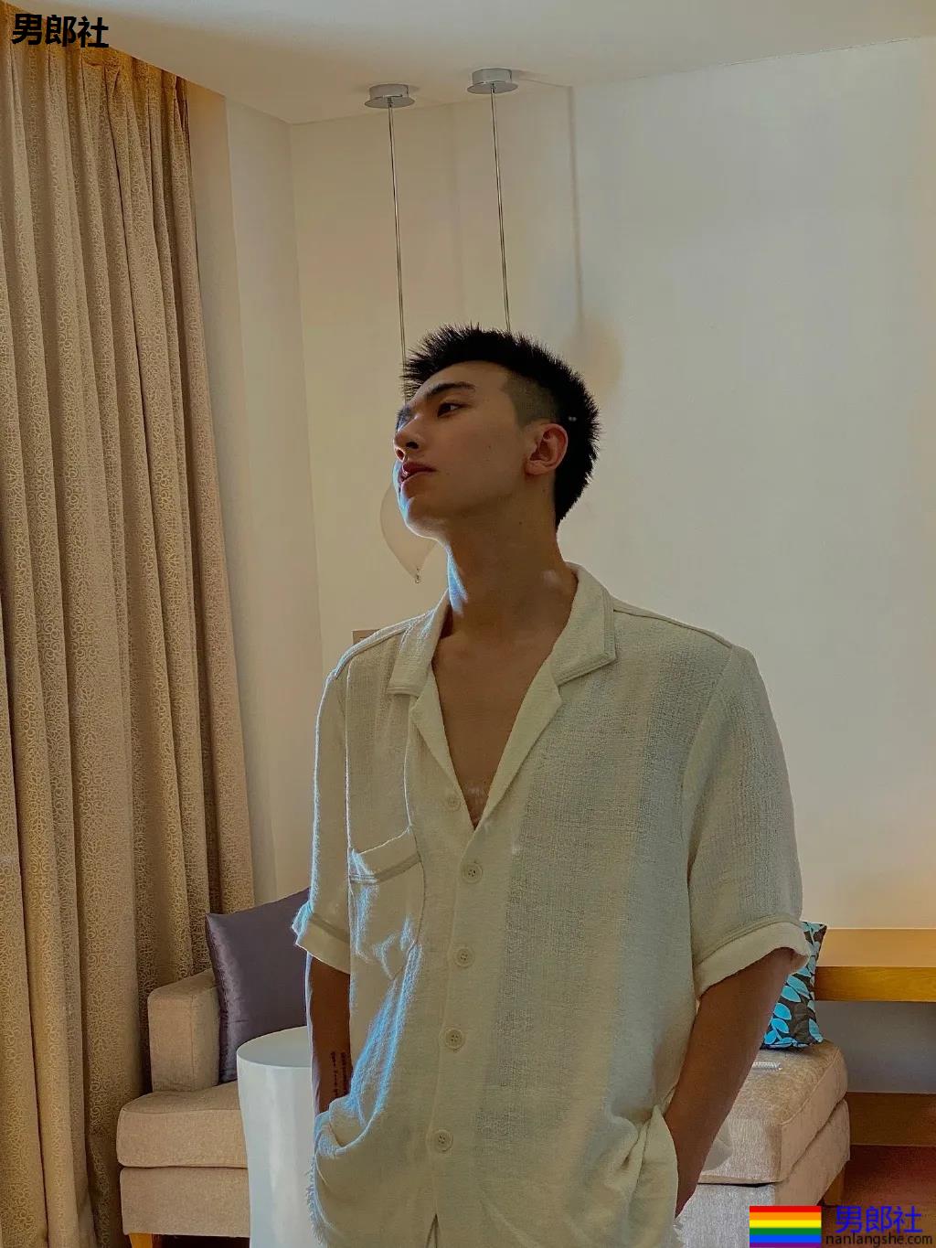 清爽干净的心动少年，这寸头和侧颜也太好看了吧！ - 51虹马