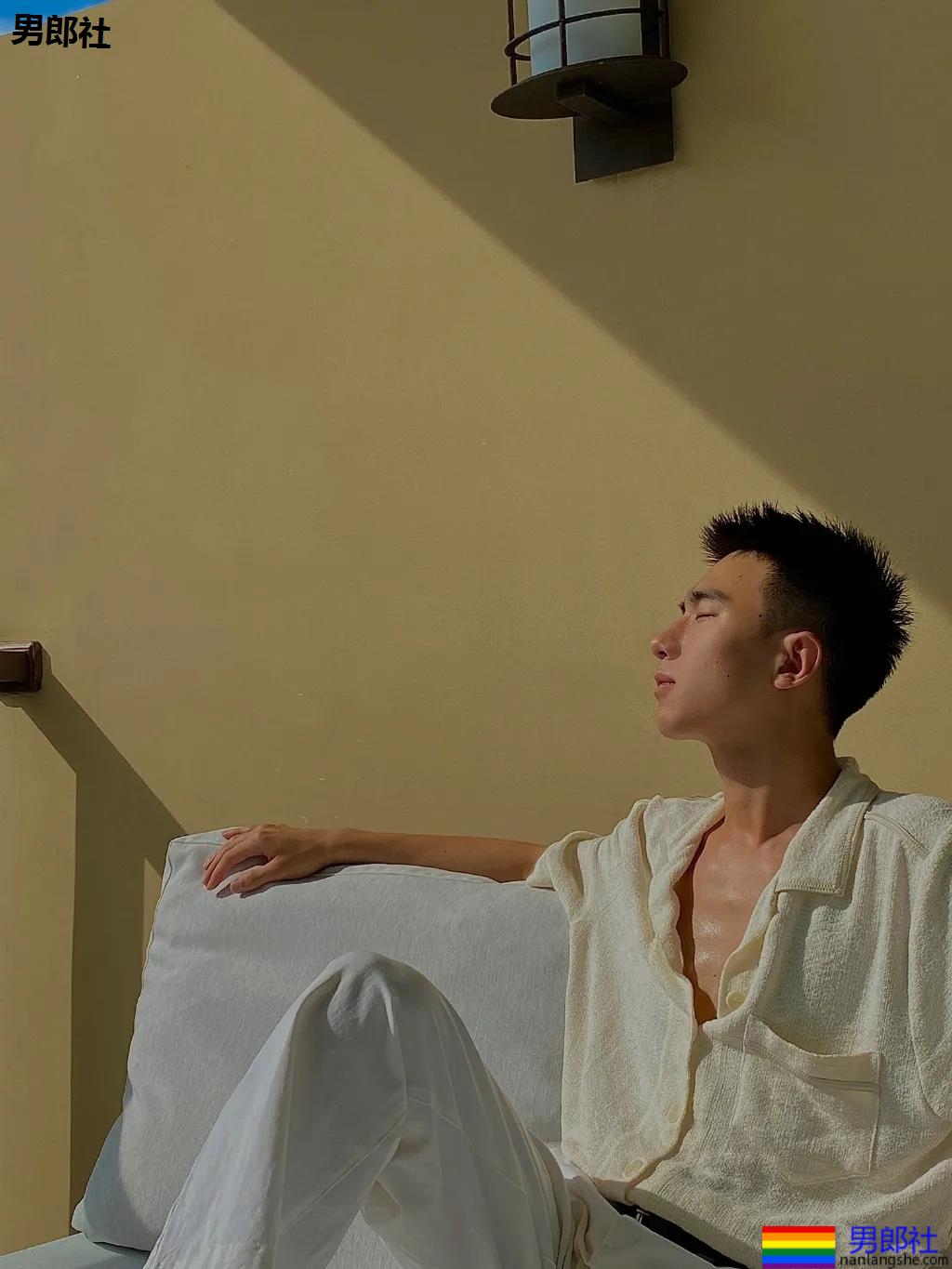 清爽干净的心动少年，这寸头和侧颜也太好看了吧！ - 51虹马