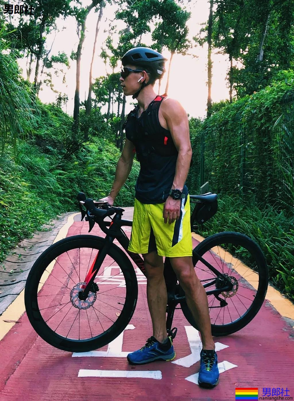 寸头痞帅腹肌网红博主 - 51虹马