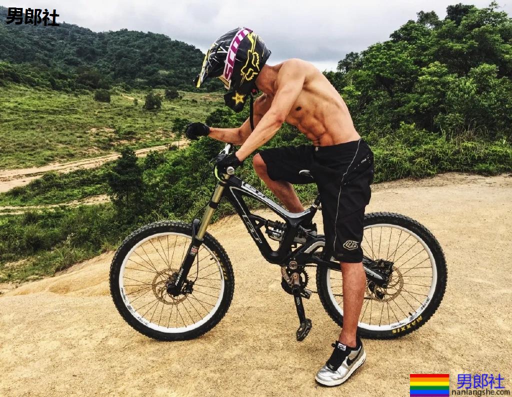 寸头痞帅腹肌网红博主 - 51虹马