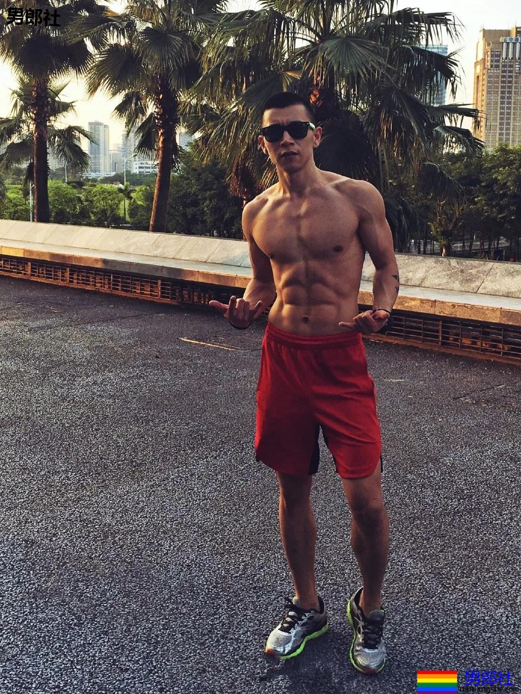 寸头痞帅腹肌网红博主 - 51虹马