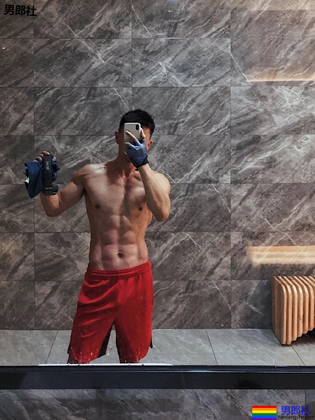 寸头痞帅腹肌网红博主 - 51虹马