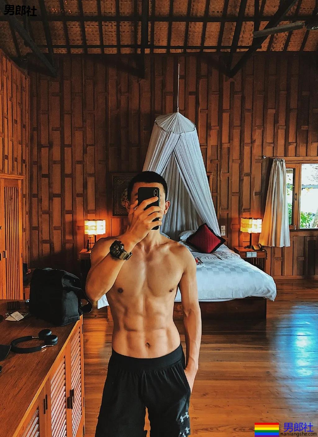 寸头痞帅腹肌网红博主 - 51虹马