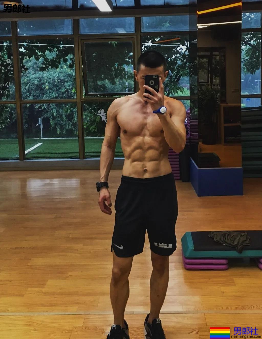 寸头痞帅腹肌网红博主 - 51虹马