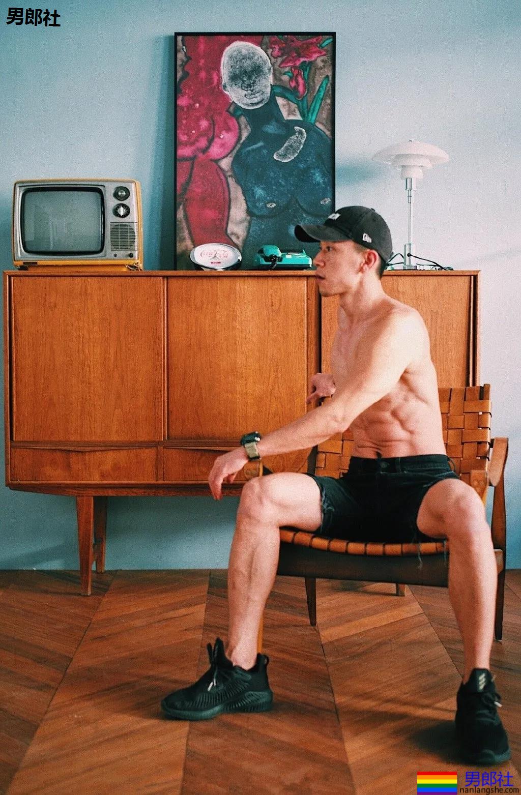 寸头痞帅腹肌网红博主 - 51虹马