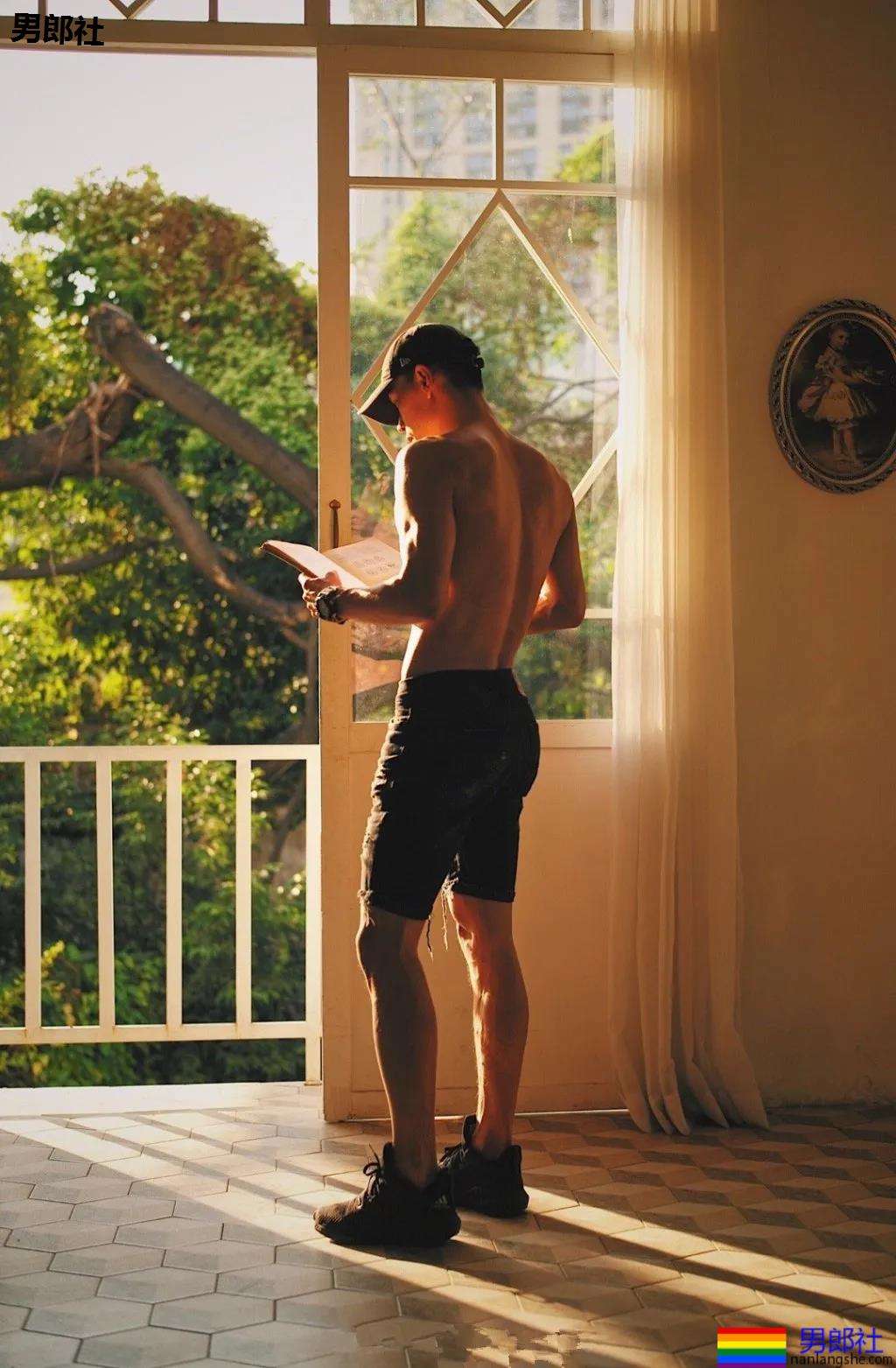 寸头痞帅腹肌网红博主 - 51虹马