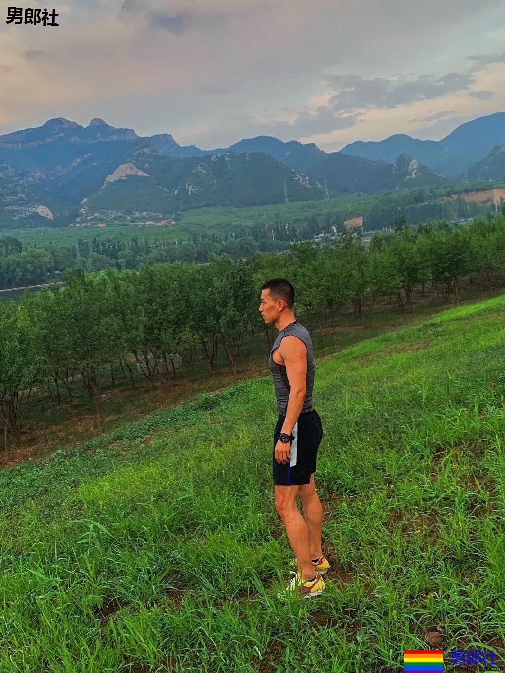 寸头痞帅腹肌网红博主 - 51虹马