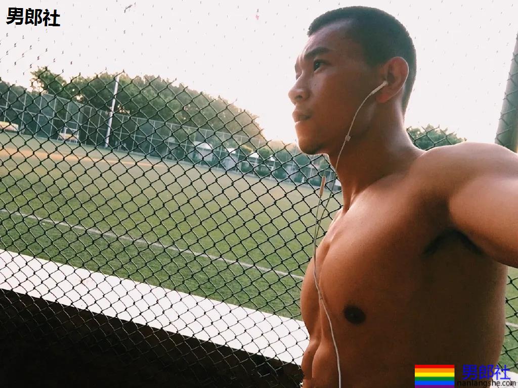 寸头痞帅腹肌网红博主 - 51虹马