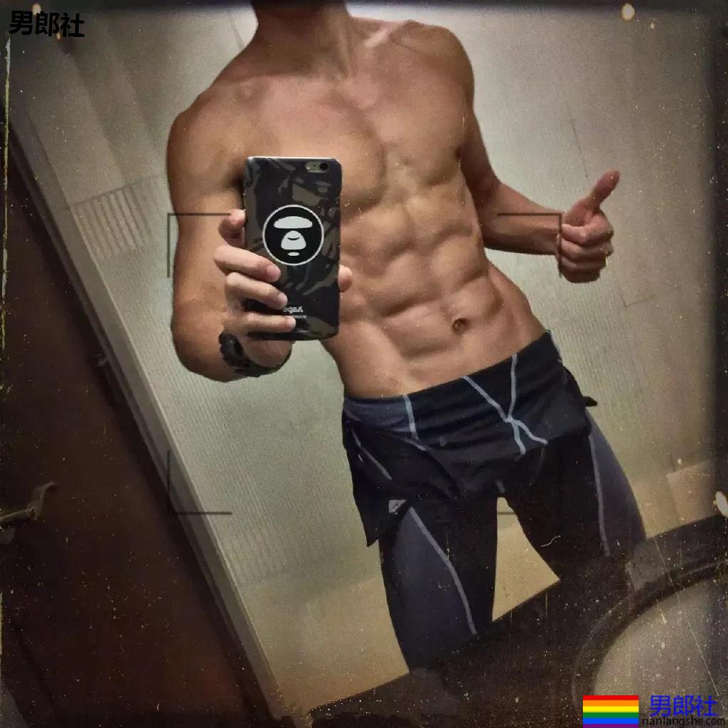 寸头痞帅腹肌网红博主 - 51虹马