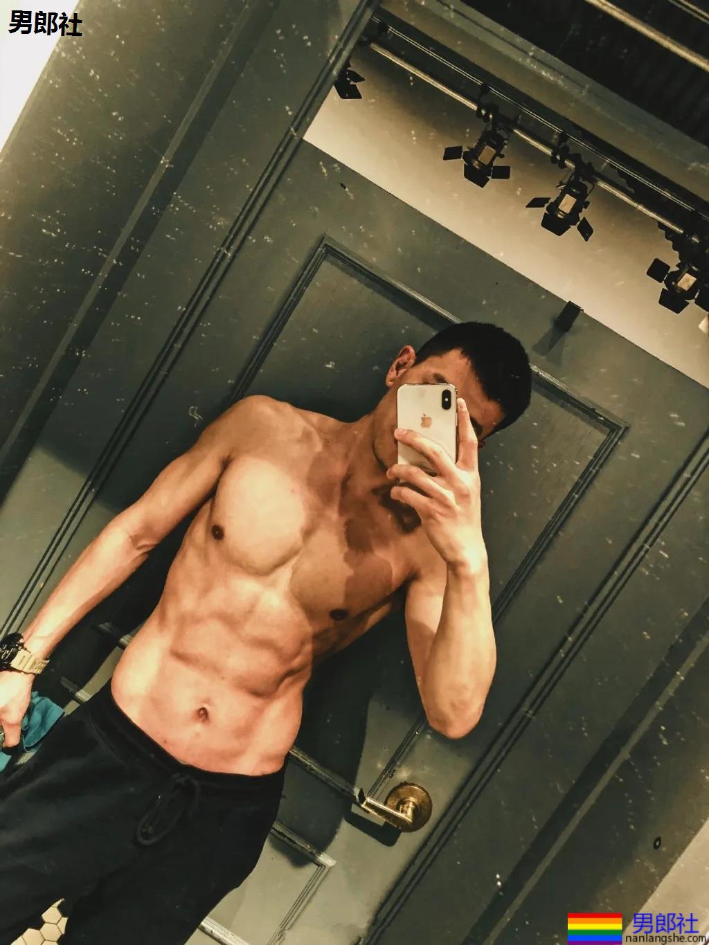 寸头痞帅腹肌网红博主 - 51虹马