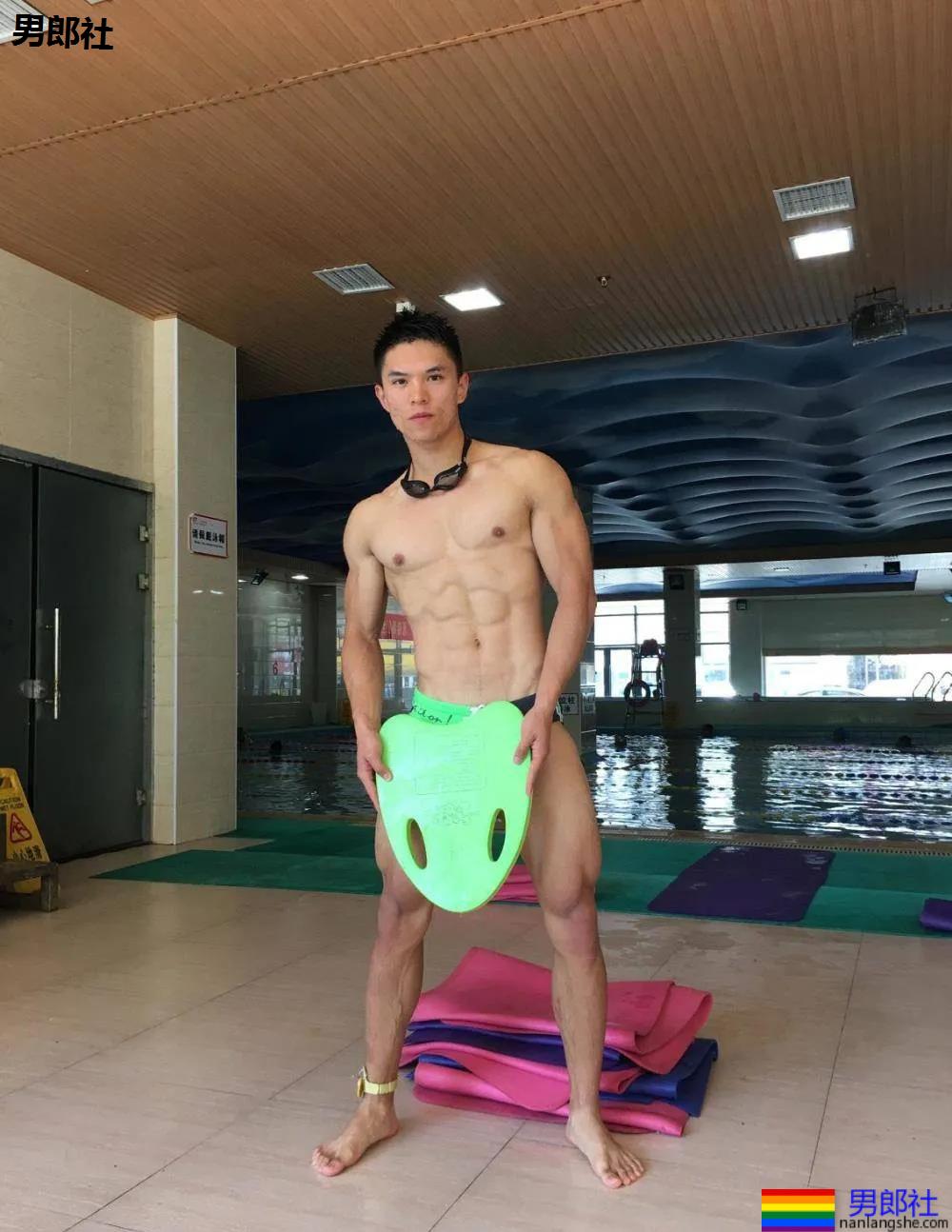 被汗水湿透的野生黝黑肌肉男来了，看得我心动了-51虹马