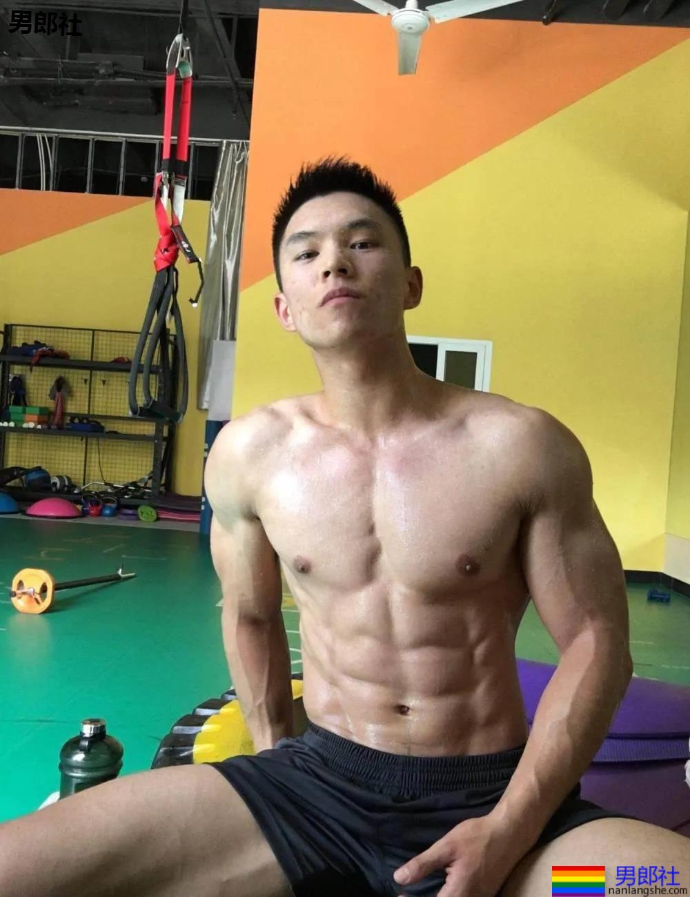 被汗水湿透的野生黝黑肌肉男来了，看得我心动了 - 51虹马