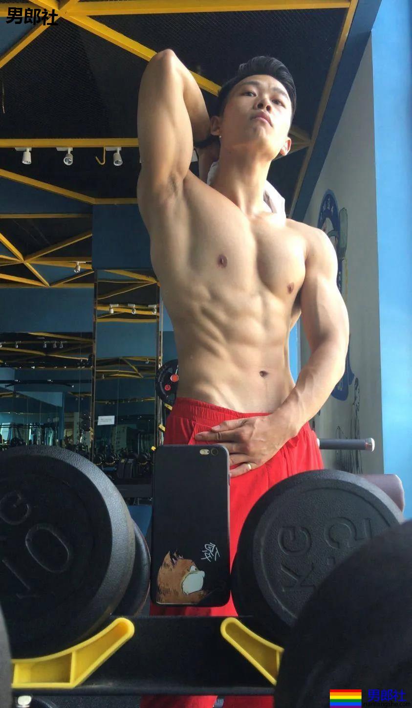 被汗水湿透的野生黝黑肌肉男来了，看得我心动了 - 51虹马