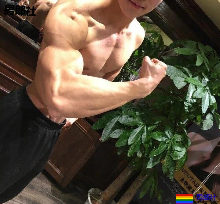 被汗水湿透的野生黝黑肌肉男来了，看得我心动了 - 51虹马