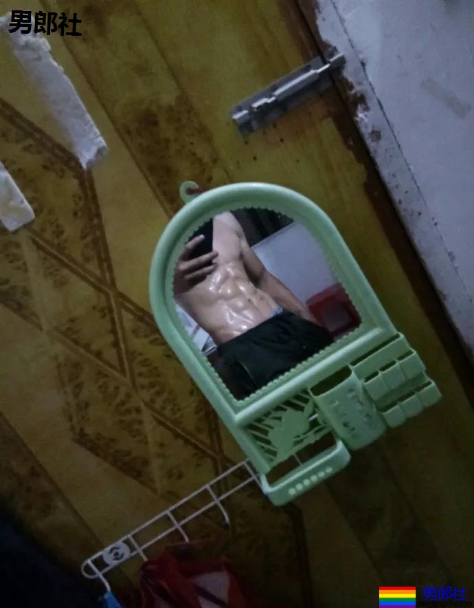 被汗水湿透的野生黝黑肌肉男来了，看得我心动了 - 51虹马