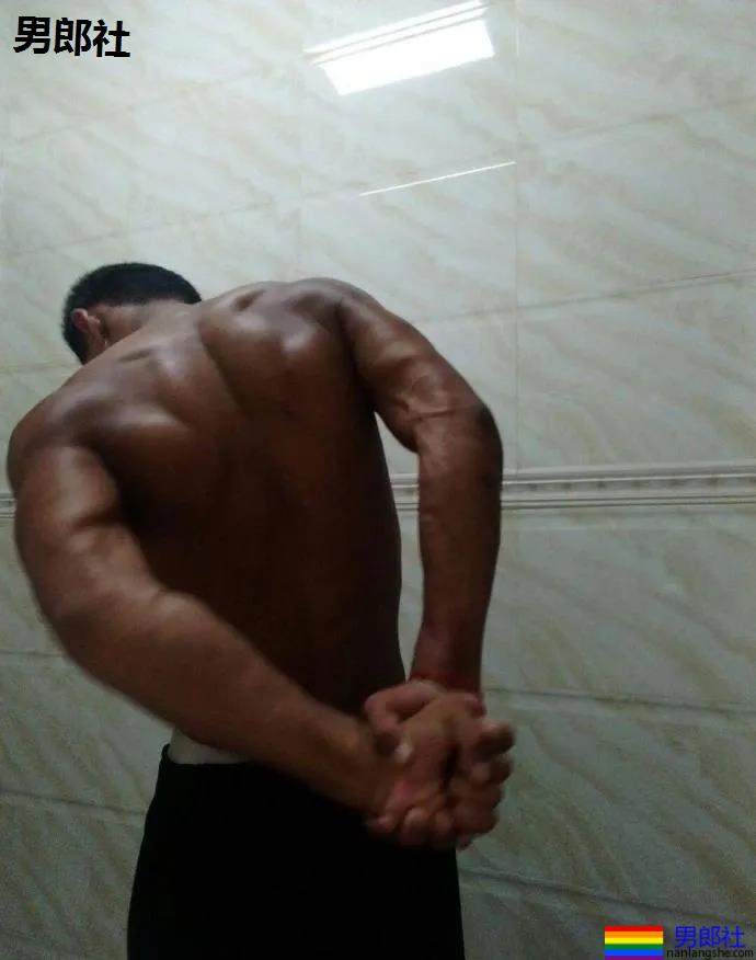 被汗水湿透的野生黝黑肌肉男来了，看得我心动了 - 51虹马
