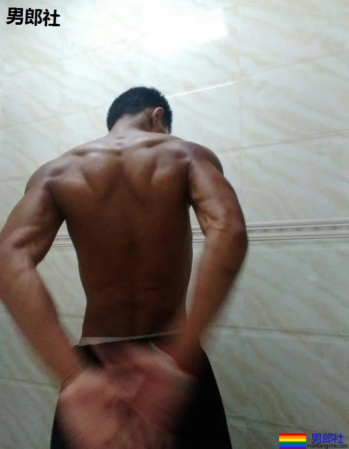 被汗水湿透的野生黝黑肌肉男来了，看得我心动了 - 51虹马