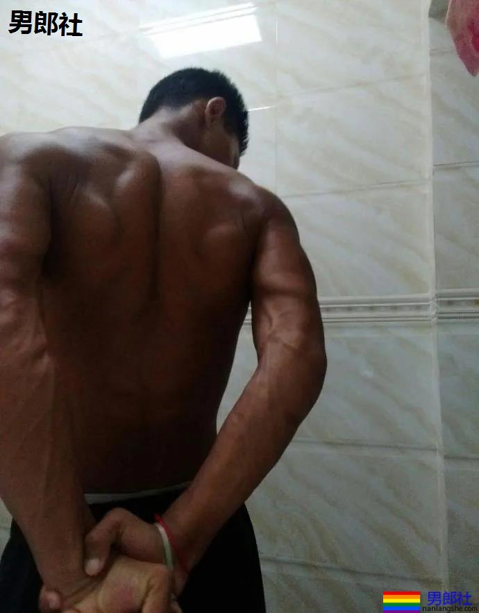 被汗水湿透的野生黝黑肌肉男来了，看得我心动了 - 51虹马