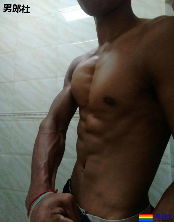 被汗水湿透的野生黝黑肌肉男来了，看得我心动了 - 51虹马