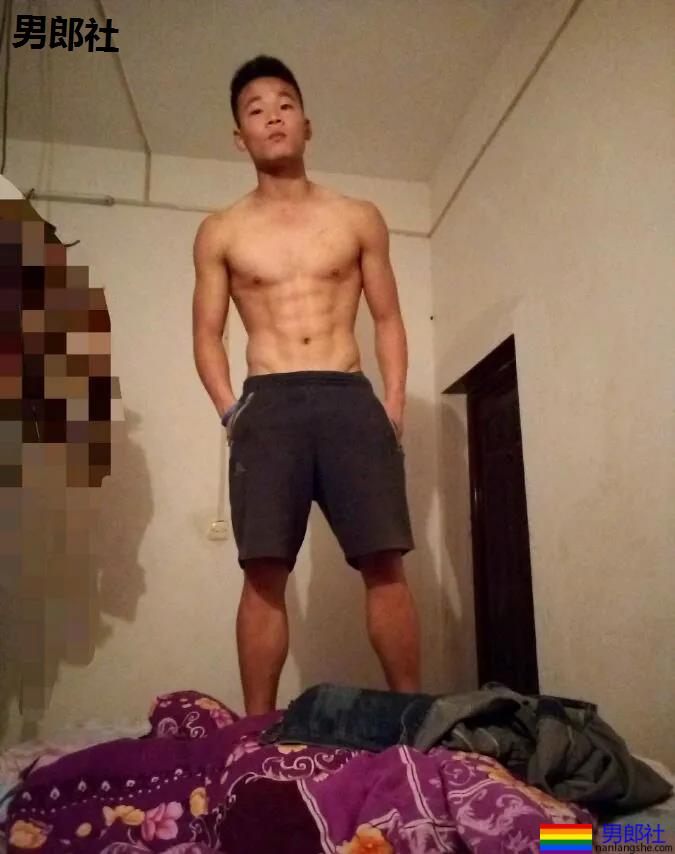 被汗水湿透的野生黝黑肌肉男来了，看得我心动了 - 51虹马