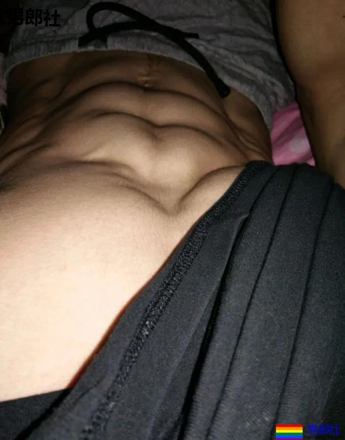 被汗水湿透的野生黝黑肌肉男来了，看得我心动了 - 51虹马