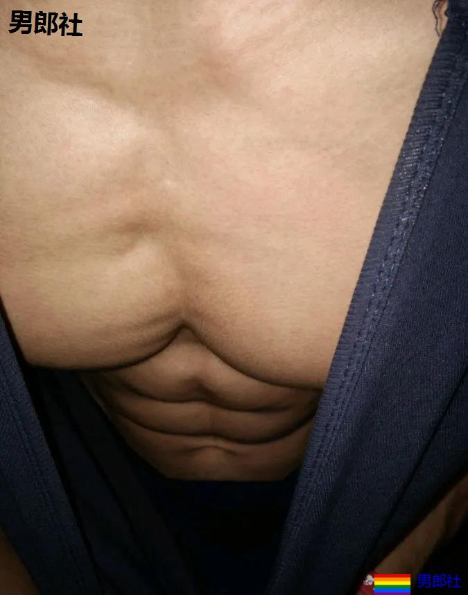 被汗水湿透的野生黝黑肌肉男来了，看得我心动了 - 51虹马