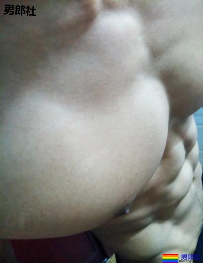 被汗水湿透的野生黝黑肌肉男来了，看得我心动了 - 51虹马