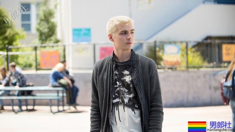 从正面全裸演到逼真床戏！10位抖内观众高潮欢愉的出柜欧美男演员 - 51虹马