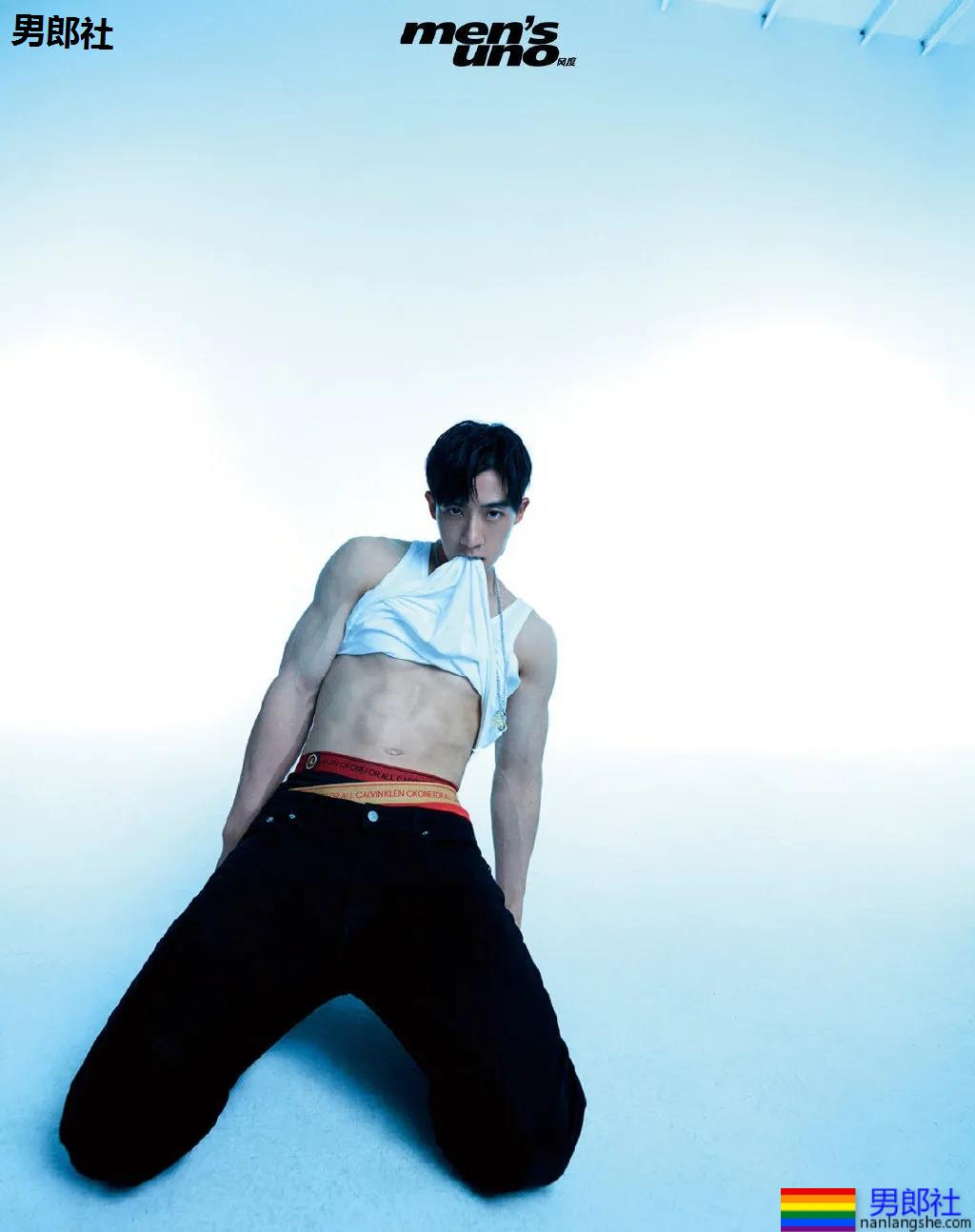 "短裤不过膝"的谷嘉诚穿短裤拍腹肌大片，如今的男星真是越穿越少了! - 51虹马