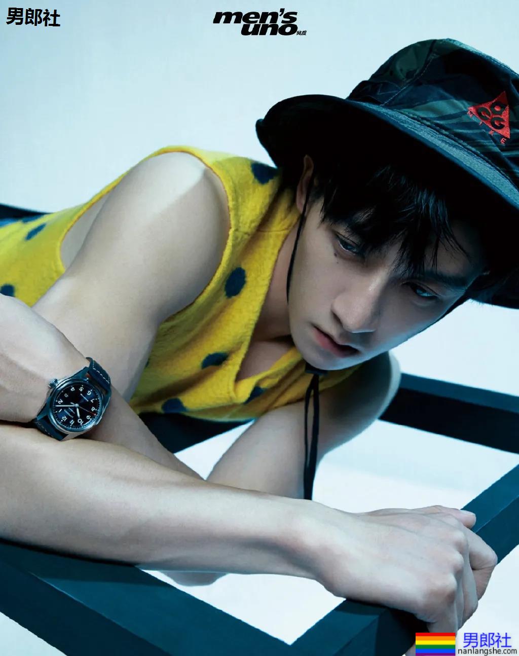 "短裤不过膝"的谷嘉诚穿短裤拍腹肌大片，如今的男星真是越穿越少了! - 51虹马