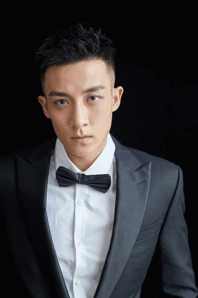 "短裤不过膝"的谷嘉诚穿短裤拍腹肌大片，如今的男星真是越穿越少了! - 51虹马