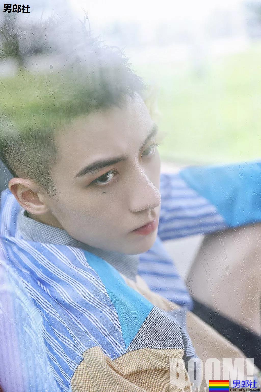 "短裤不过膝"的谷嘉诚穿短裤拍腹肌大片，如今的男星真是越穿越少了! - 51虹马