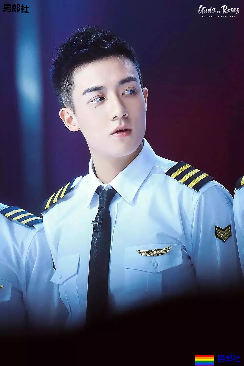 "短裤不过膝"的谷嘉诚穿短裤拍腹肌大片，如今的男星真是越穿越少了! - 51虹马