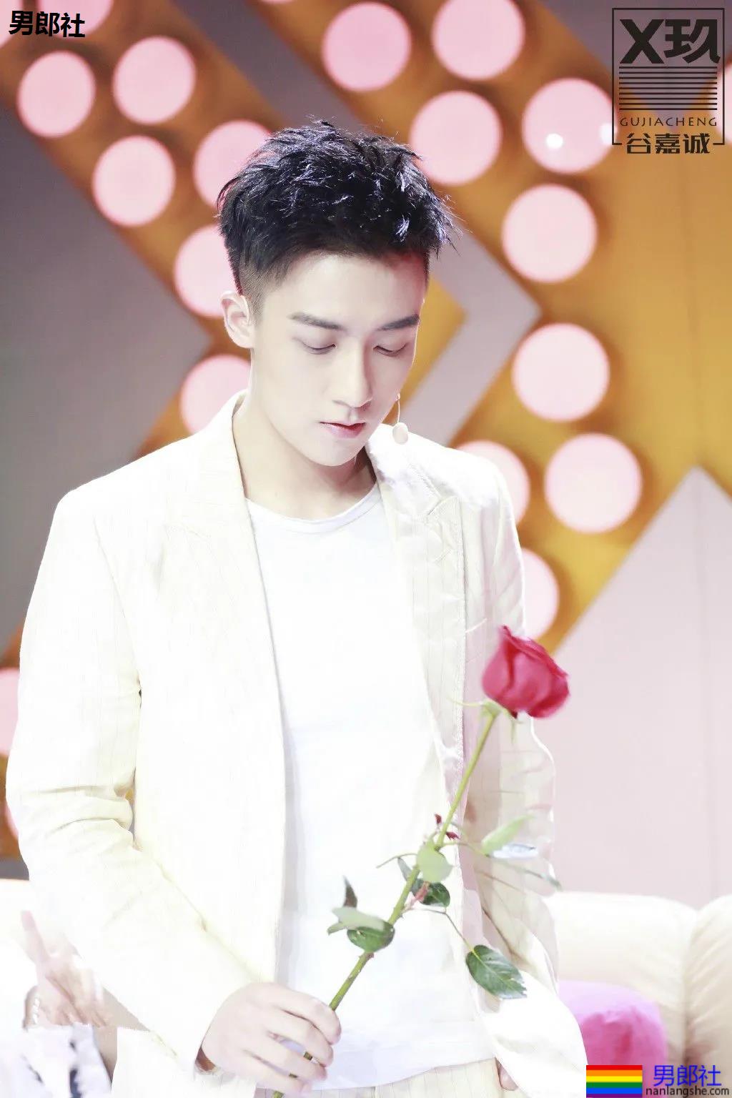 "短裤不过膝"的谷嘉诚穿短裤拍腹肌大片，如今的男星真是越穿越少了! - 51虹马