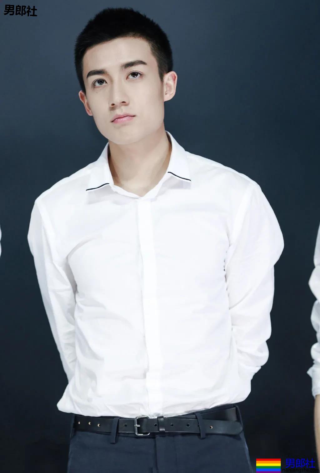 "短裤不过膝"的谷嘉诚穿短裤拍腹肌大片，如今的男星真是越穿越少了! - 51虹马