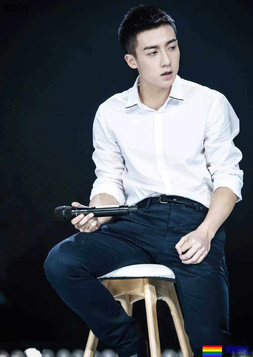 "短裤不过膝"的谷嘉诚穿短裤拍腹肌大片，如今的男星真是越穿越少了! - 51虹马