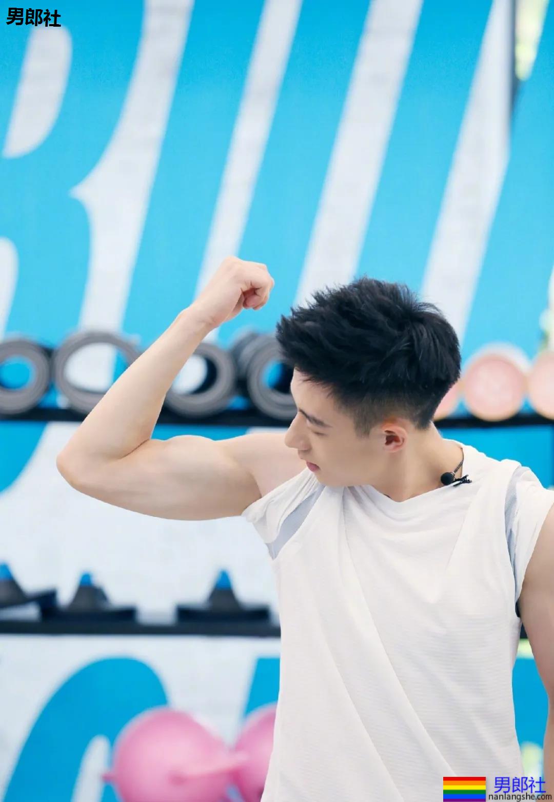 "短裤不过膝"的谷嘉诚穿短裤拍腹肌大片，如今的男星真是越穿越少了! - 51虹马