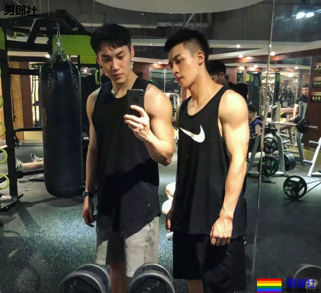 "短裤不过膝"的谷嘉诚穿短裤拍腹肌大片，如今的男星真是越穿越少了! - 51虹马