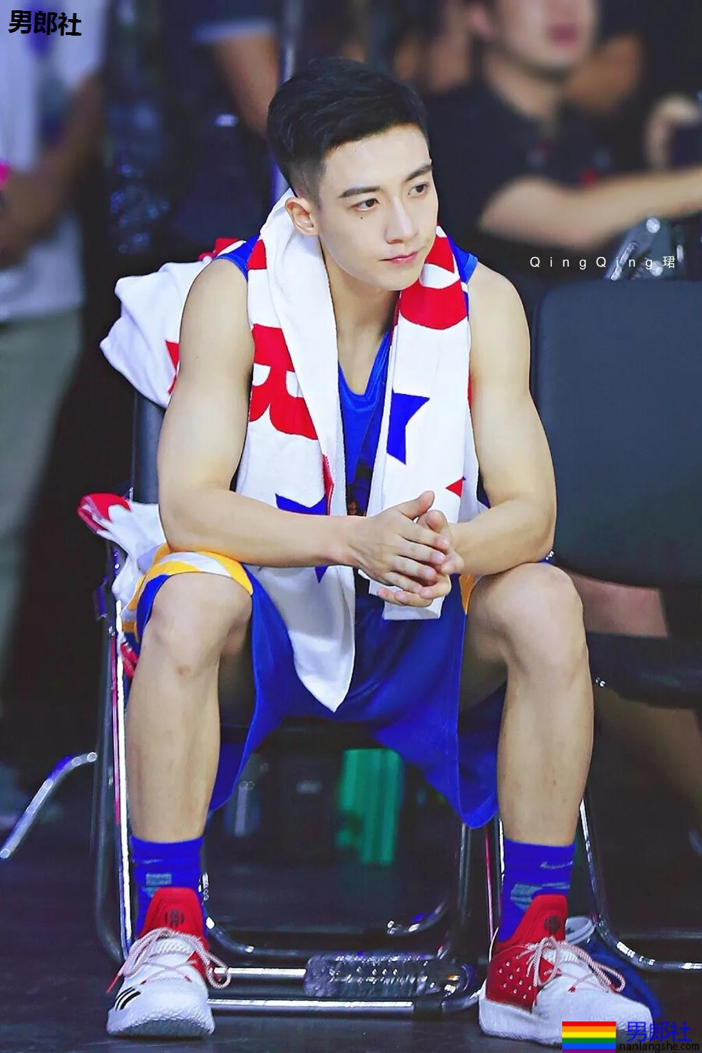 "短裤不过膝"的谷嘉诚穿短裤拍腹肌大片，如今的男星真是越穿越少了! - 51虹马