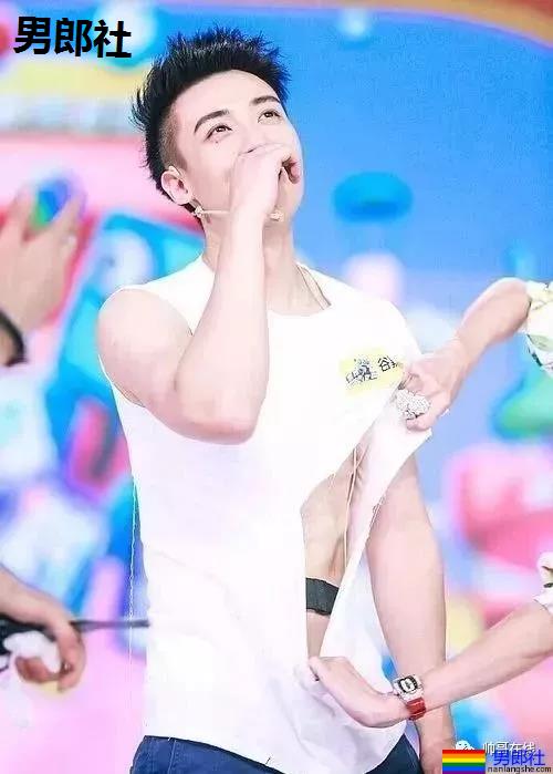 "短裤不过膝"的谷嘉诚穿短裤拍腹肌大片，如今的男星真是越穿越少了! - 51虹马