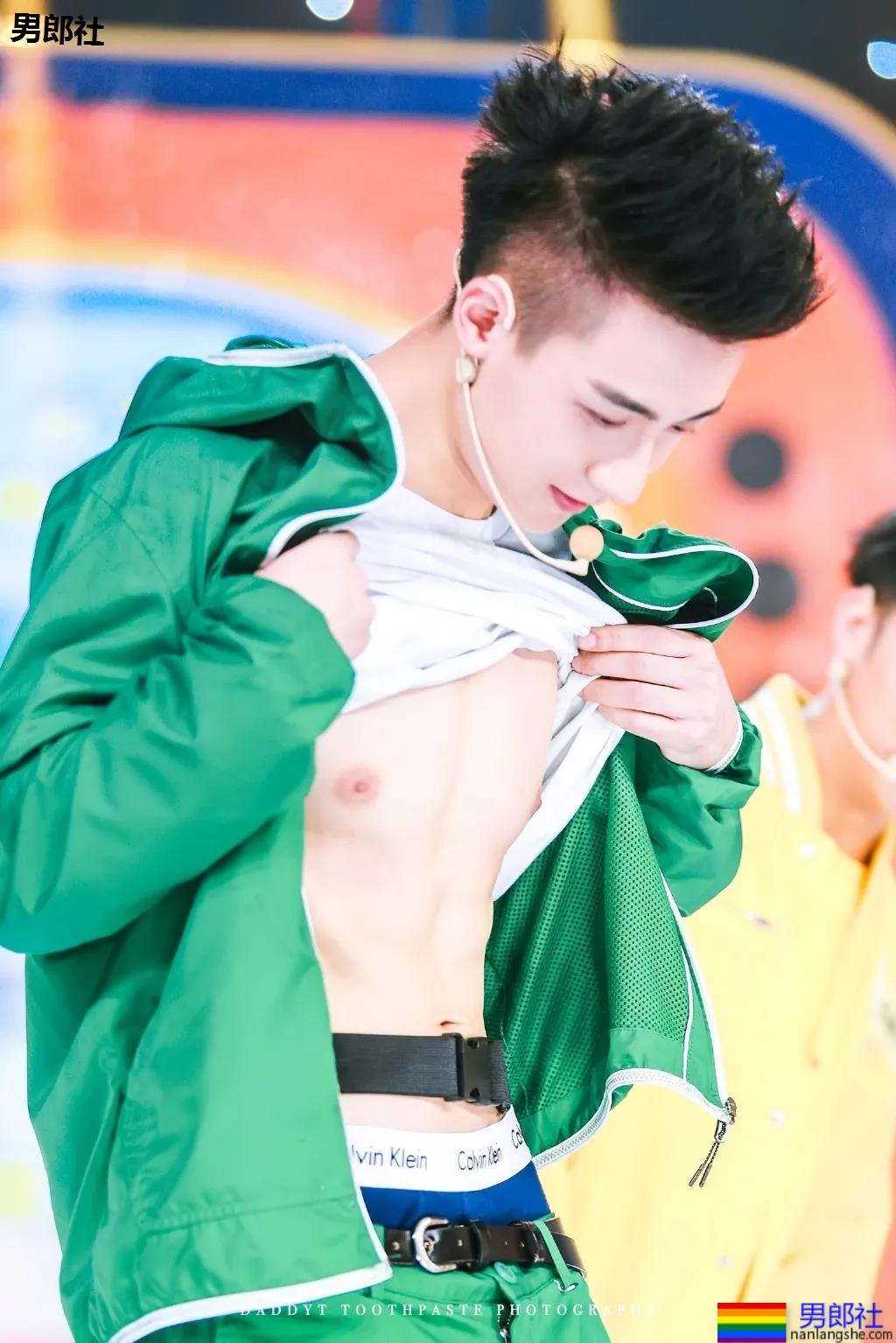 "短裤不过膝"的谷嘉诚穿短裤拍腹肌大片，如今的男星真是越穿越少了! - 51虹马