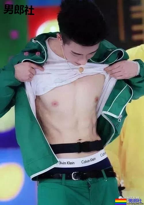 "短裤不过膝"的谷嘉诚穿短裤拍腹肌大片，如今的男星真是越穿越少了! - 51虹马