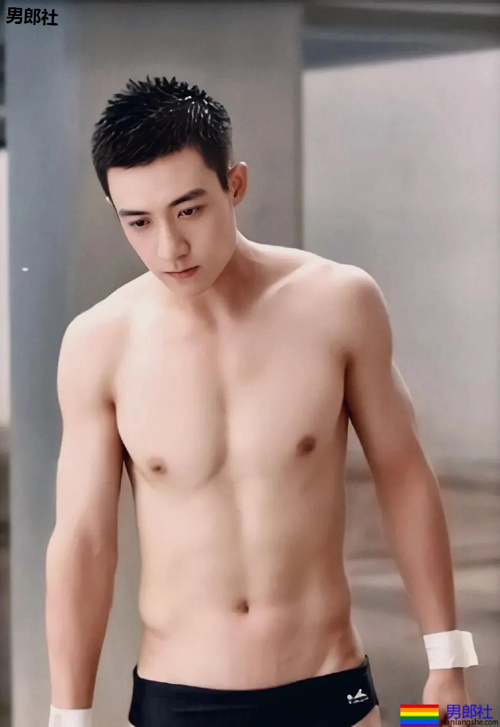 "短裤不过膝"的谷嘉诚穿短裤拍腹肌大片，如今的男星真是越穿越少了! - 51虹马