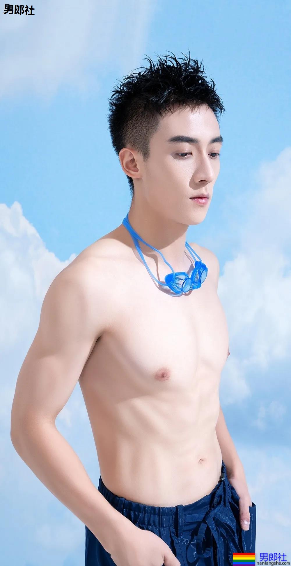 "短裤不过膝"的谷嘉诚穿短裤拍腹肌大片，如今的男星真是越穿越少了! - 51虹马