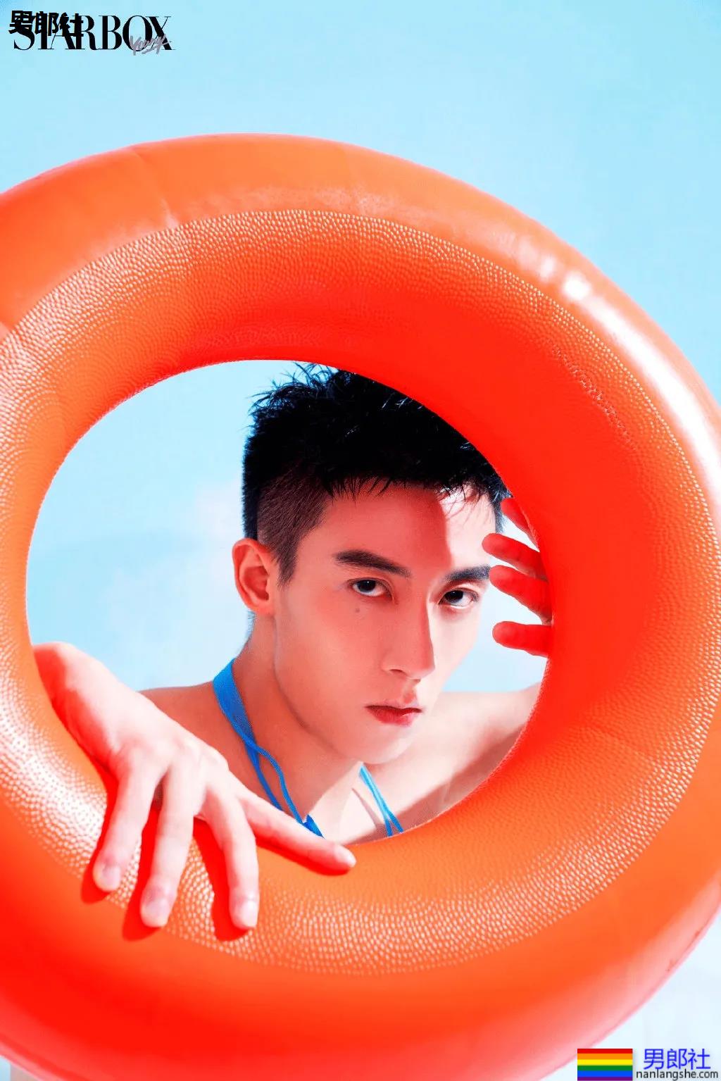 "短裤不过膝"的谷嘉诚穿短裤拍腹肌大片，如今的男星真是越穿越少了! - 51虹马