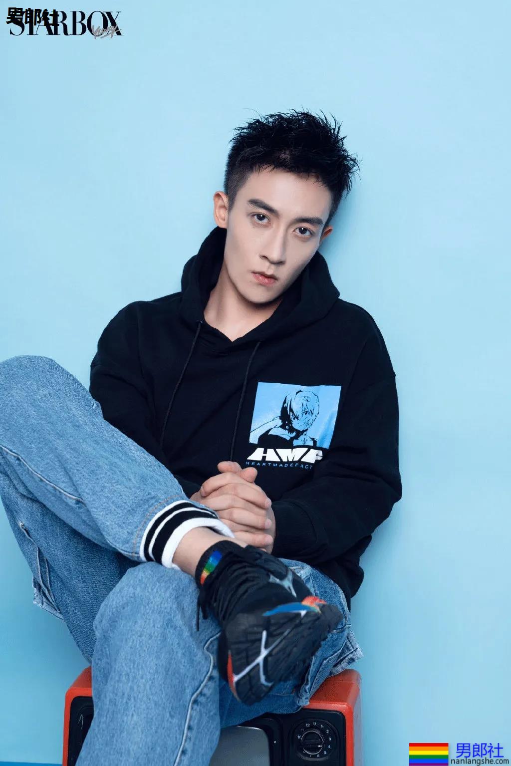 "短裤不过膝"的谷嘉诚穿短裤拍腹肌大片，如今的男星真是越穿越少了! - 51虹马