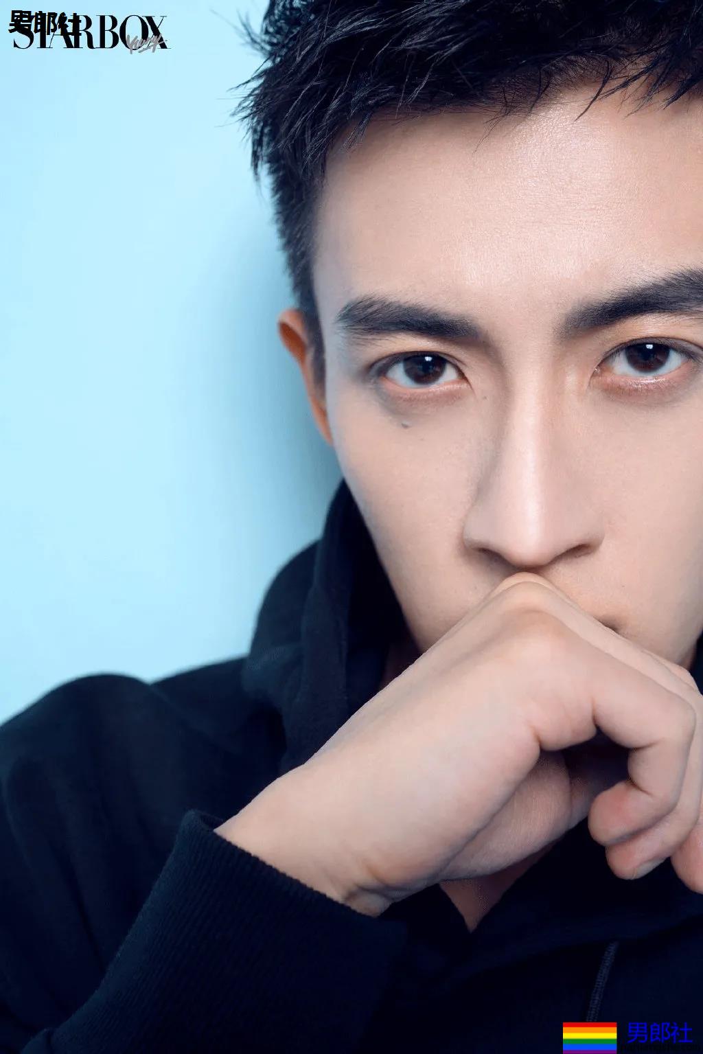 "短裤不过膝"的谷嘉诚穿短裤拍腹肌大片，如今的男星真是越穿越少了! - 51虹马