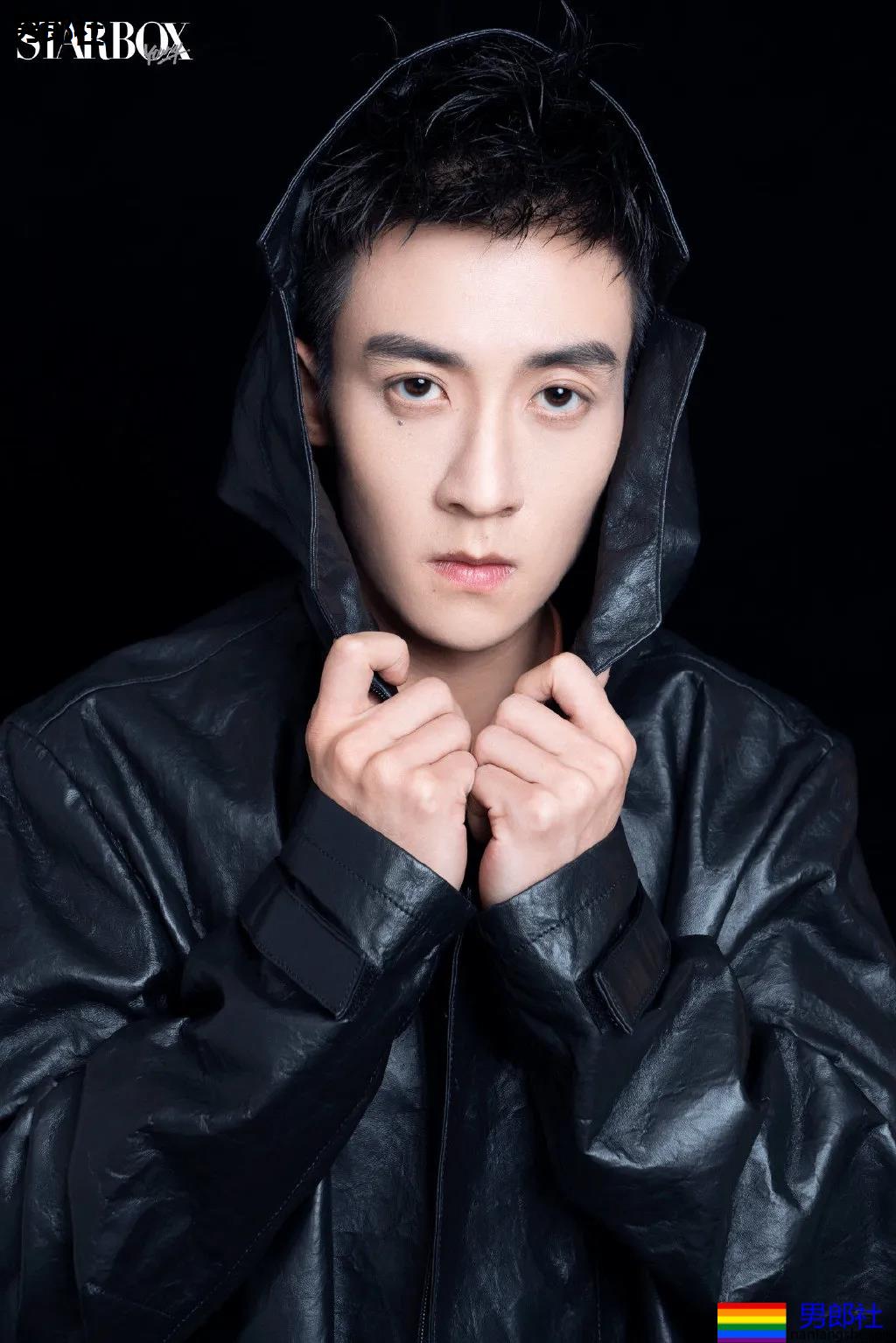 "短裤不过膝"的谷嘉诚穿短裤拍腹肌大片，如今的男星真是越穿越少了! - 51虹马