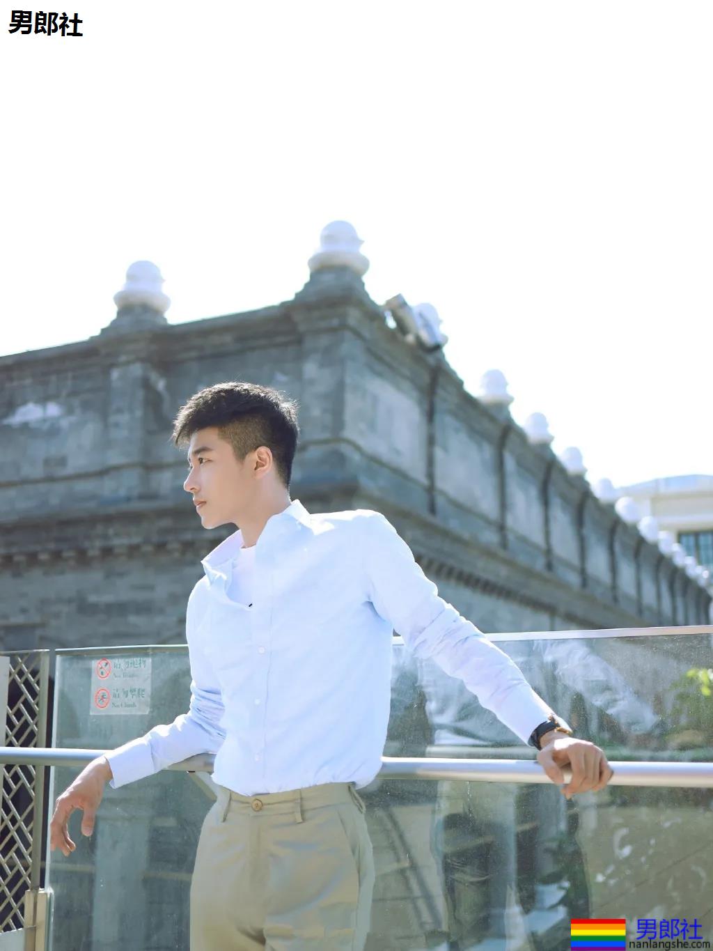 衬衫小哥的超帅侧颜，一分钟内就会爱上了他！ - 51虹马