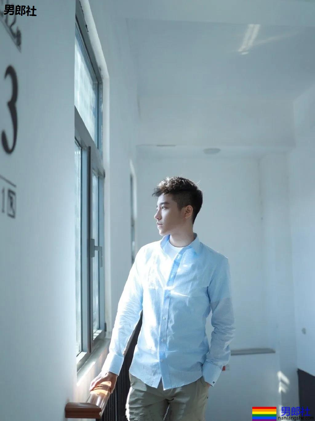 衬衫小哥的超帅侧颜，一分钟内就会爱上了他！ - 51虹马